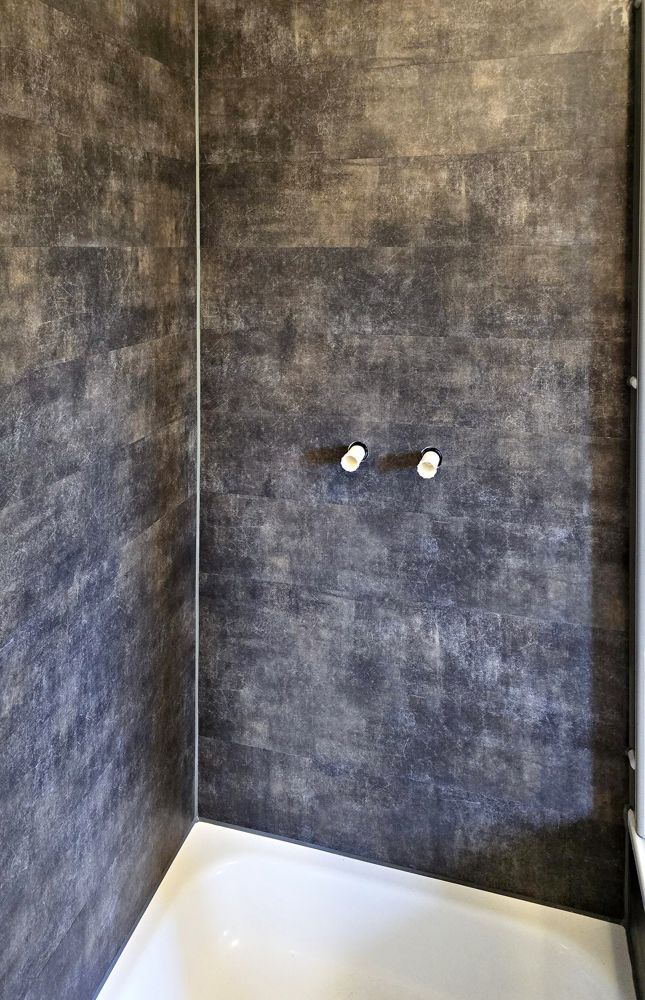 Dusche mit Wandpaneelen