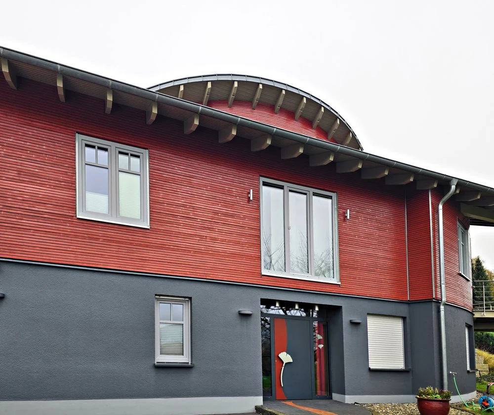Hausansicht nach dem Anstrich